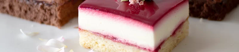 Schoko-Kirsch-Schnitte & Weiße-Schokolade-Himbeer-Schnitte | STÄDTER ... Schoko-Kirsch-Schnitte & Weiße-Schokolade-Himbeer-Schnitte | STÄDTER ...